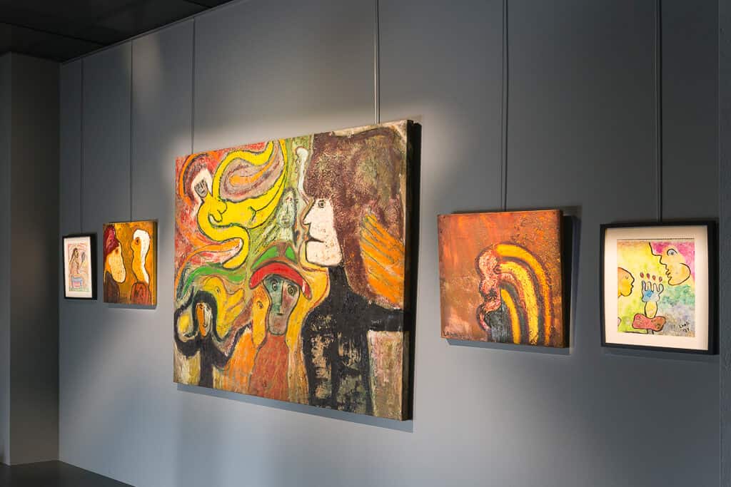 Oeuvres d'art accrochées et exposées dans la salle d'exposition privée de Fortius