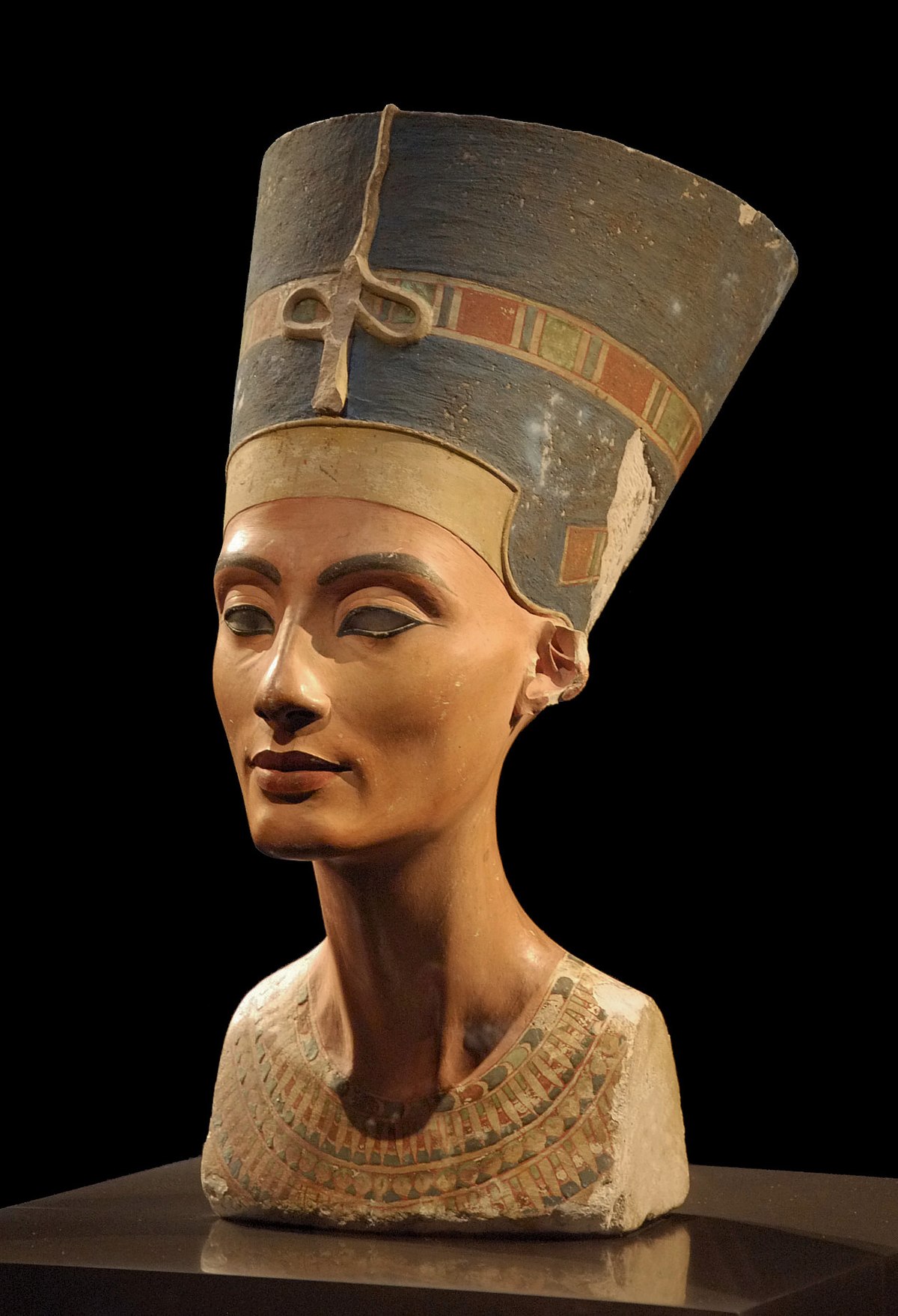 Buste de Nephertiti rendu au mussée du Caire par le musée égyption de Berlin