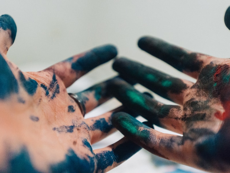 Paint-covered hands to illustrate the article presenting the blogs that art collectors should follow