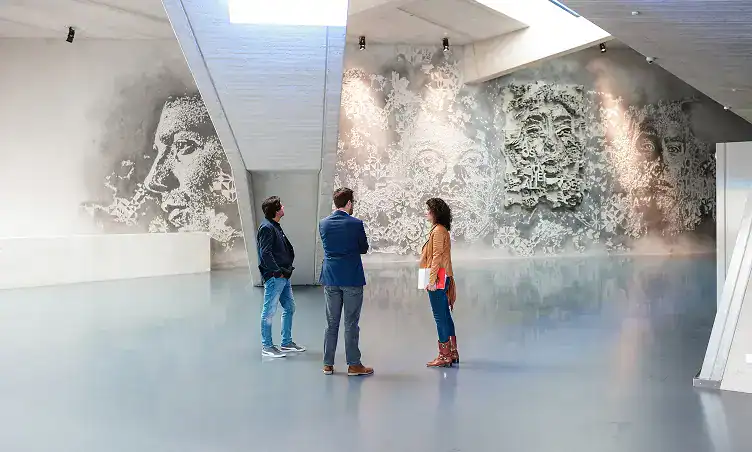 Œuvres d’art emballées dans un dépôt sécurisé et climatisé illustrant la confidentialité conforme